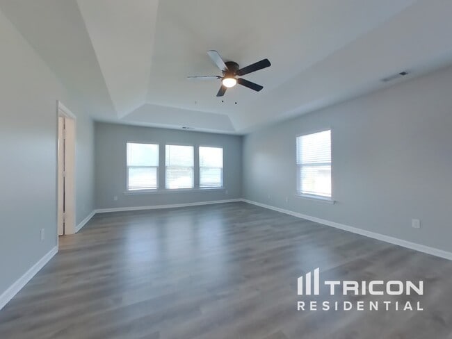 Building Photo - 383 Roseglen Dr NW