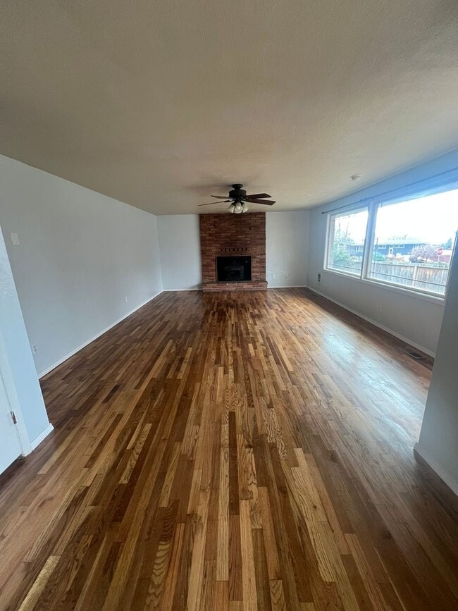 Building Photo - Newly Renovated 4 Bedroom, 2 Bathroom Home - Located in Moyina Heights!