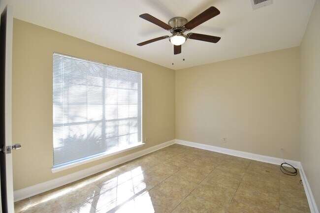 Building Photo - 1849 Cinclair Loop