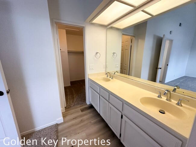 Building Photo - Remodeled Two-Bedroom Townhome in Encinita...