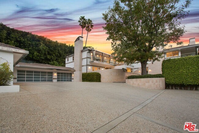 Building Photo - 661 Doheny Rd