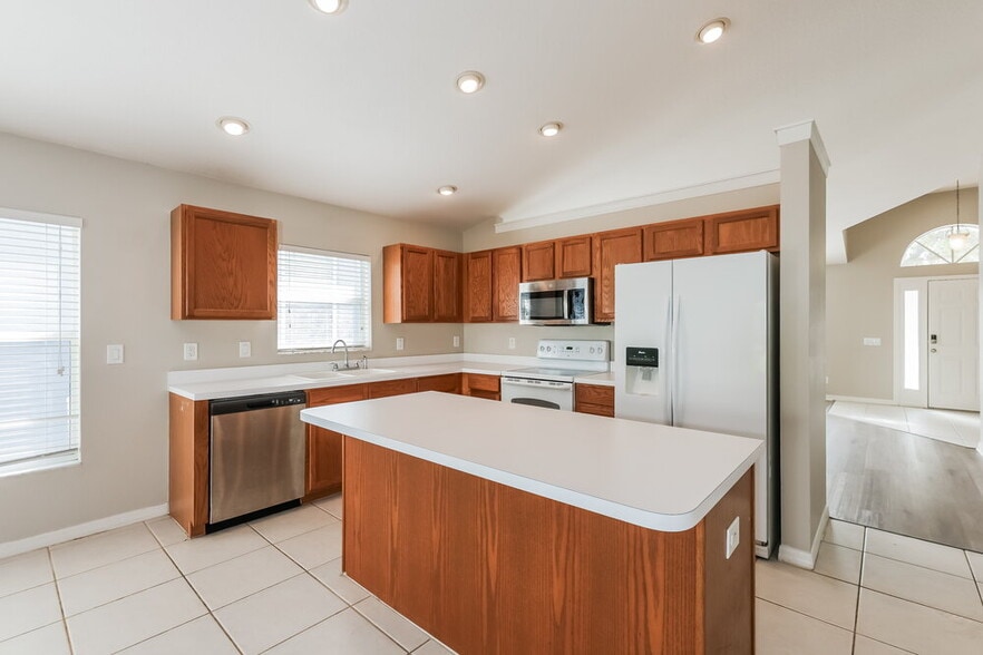 Building Photo - 31343 Heatherstone Dr