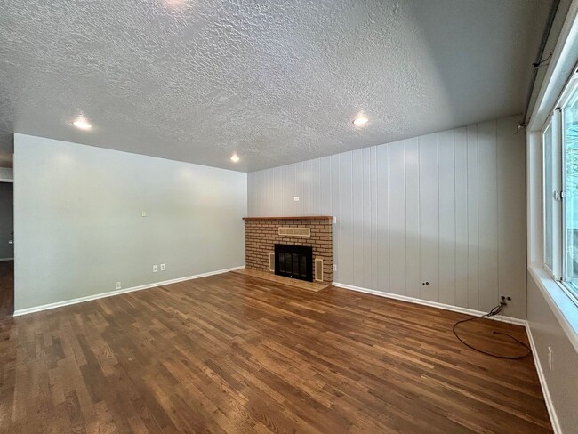 Building Photo - Spacious 3 Bed, 1.0 Bath House - Fully Fen...