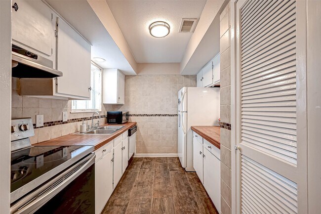 Building Photo - 2232 S Piney Point Rd