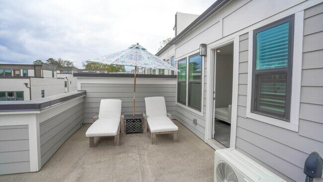 Building Photo - 2155 Burnside Dr NW