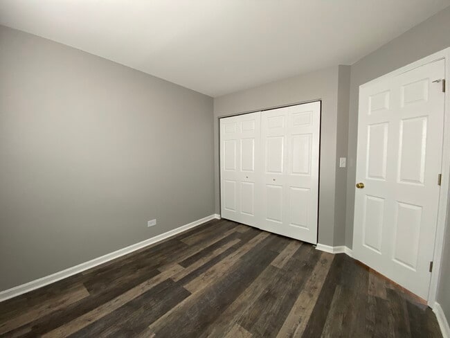 Building Photo - 1105 N Claremont Dr