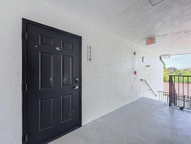 Building Photo - 1119 Villa Cir