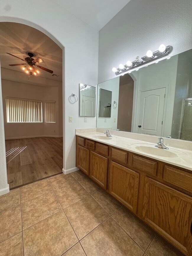 Building Photo - 3 Bed/2 Bath House with Boat Deep 3 Car Garage