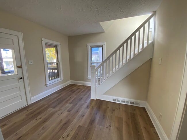 Building Photo - Spacious 3-Bed, 1.5-Bath—Covered Porch & E...