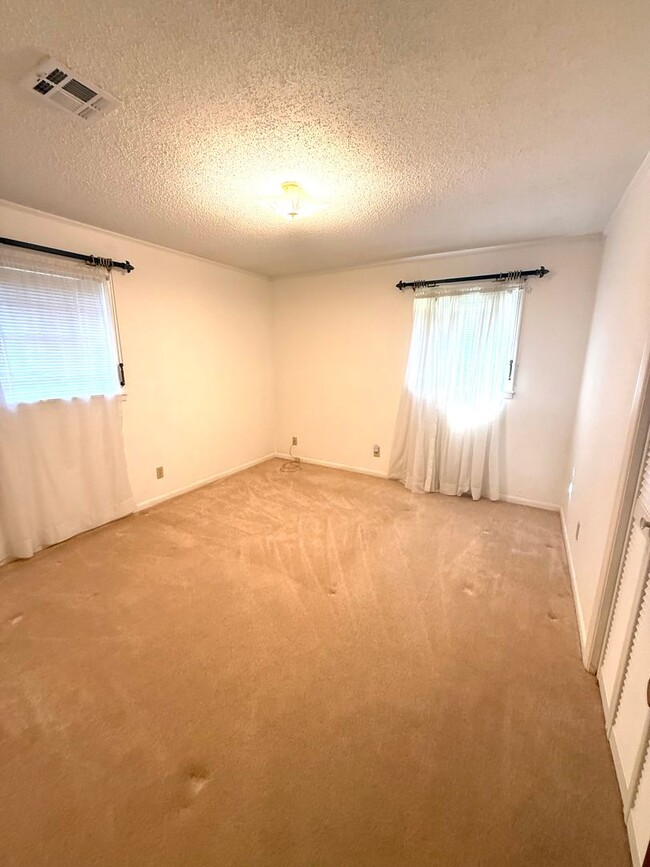 Building Photo - ** 2 Bed 2 Bath located by Trenholm State ** Call 334-366-9198 to schedule a self tour