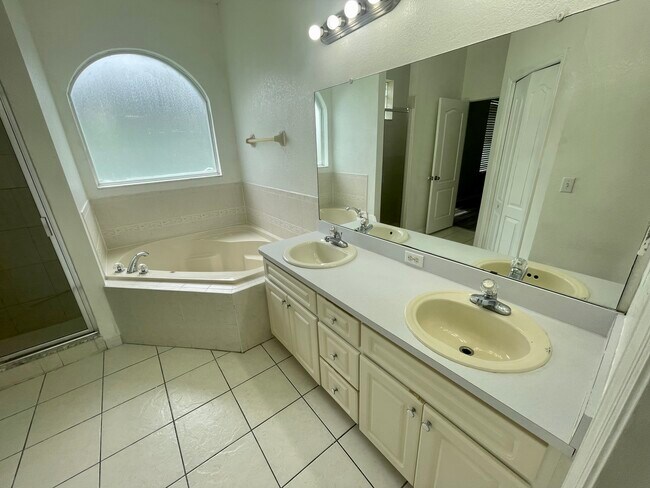 Building Photo - 611 Terranova Dr