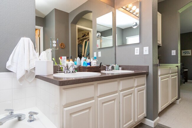 Building Photo - Charming Monument Retreat with  Private Ba...