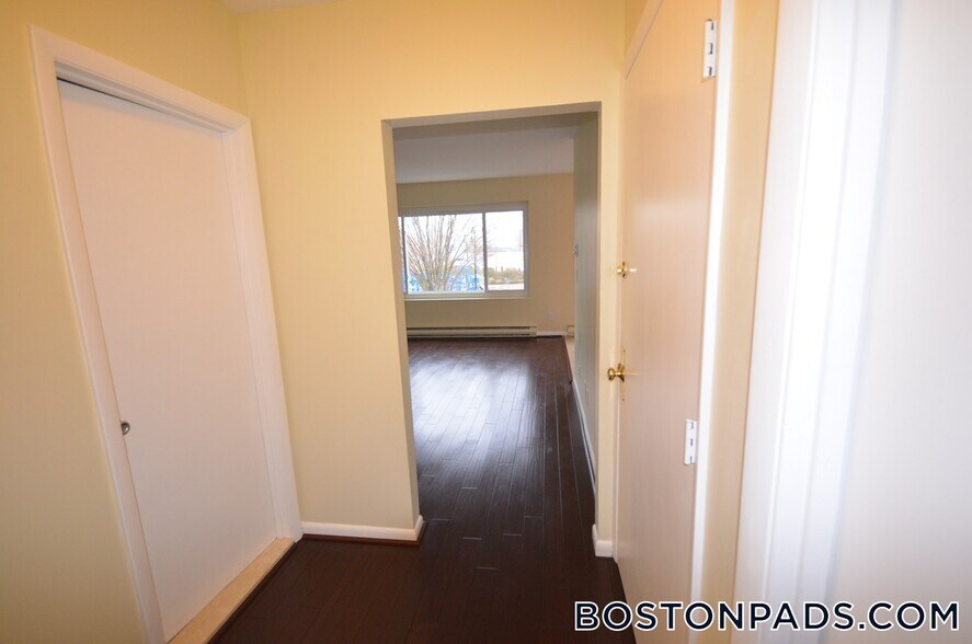 Building Photo - 128 Marginal St