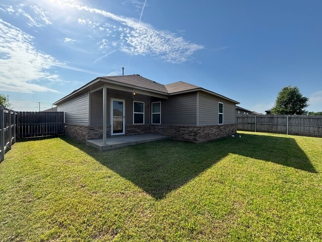 Building Photo - 3/2 in Hickory Creek!