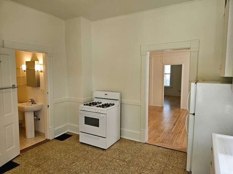 Kitchen (12' x 13') - 3115 N Bartlett Ave - Lower