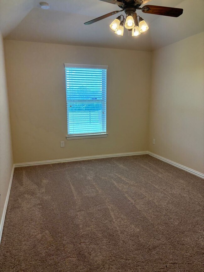 Building Photo - 3/2/2 Ready to Go! Located on the greenbelt!