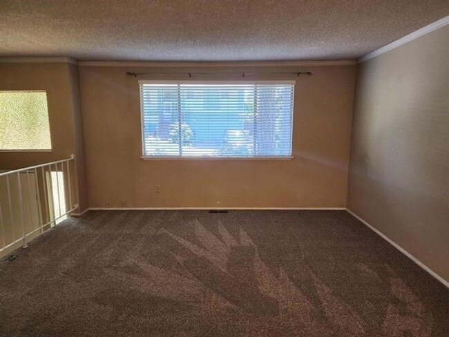 Building Photo - **PENDING APPLICATION**Beautiful 3 Bed 1.5...