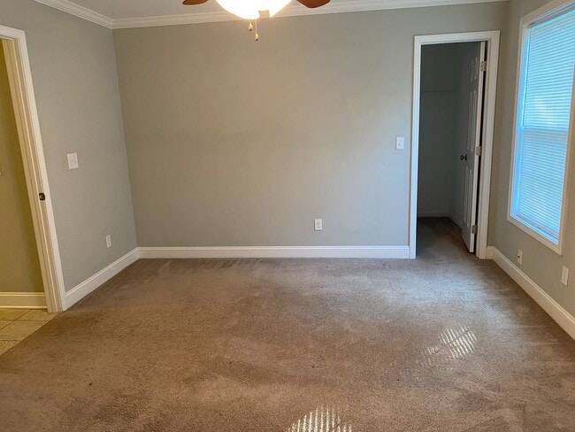 Building Photo - MOVE-IN READY!