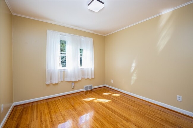 Building Photo - 503 Pineview Dr