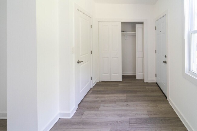 Building Photo - Move In Ready 2 BD 1 BA close to Metro, Sh...