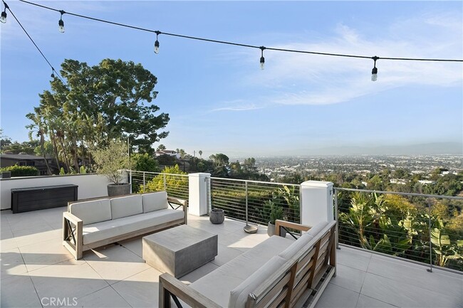 Building Photo - 3642 Alta Mesa Dr