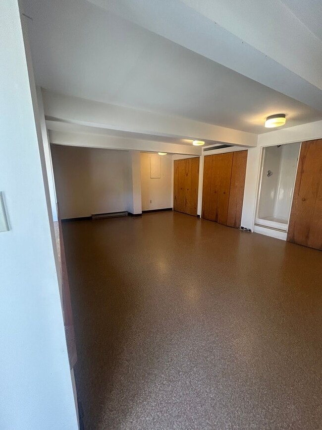 Building Photo - 3 bed, 2 1/2 bath house