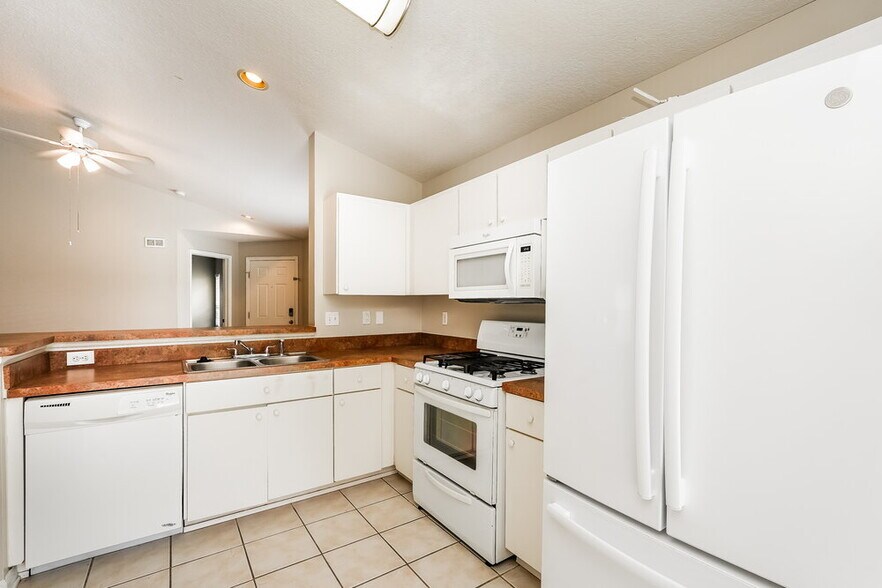 Building Photo - 6171 Skylarkcrest Dr