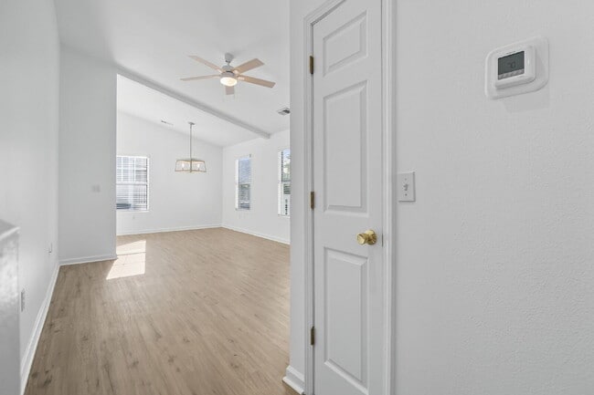 Building Photo - Spacious Three Bedroom Townhome in Old South!