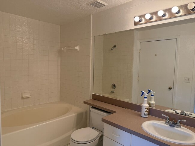 Building Photo - 1 bed 1 bath condo in Metrowest