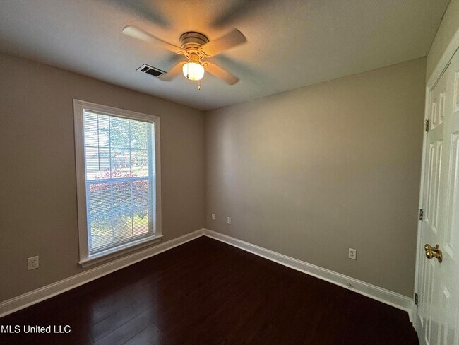Building Photo - 410 Abbey Woods