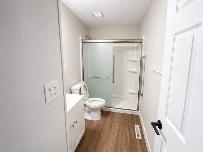 Building Photo - Newly Rehabbed 4BR Home in Hamilton Schools w/ Full Basement