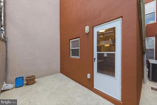 Building Photo - 2653 S 6th St