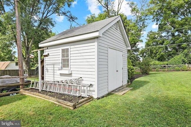 Building Photo - Picture-Perfect 2 Bedroom Home!