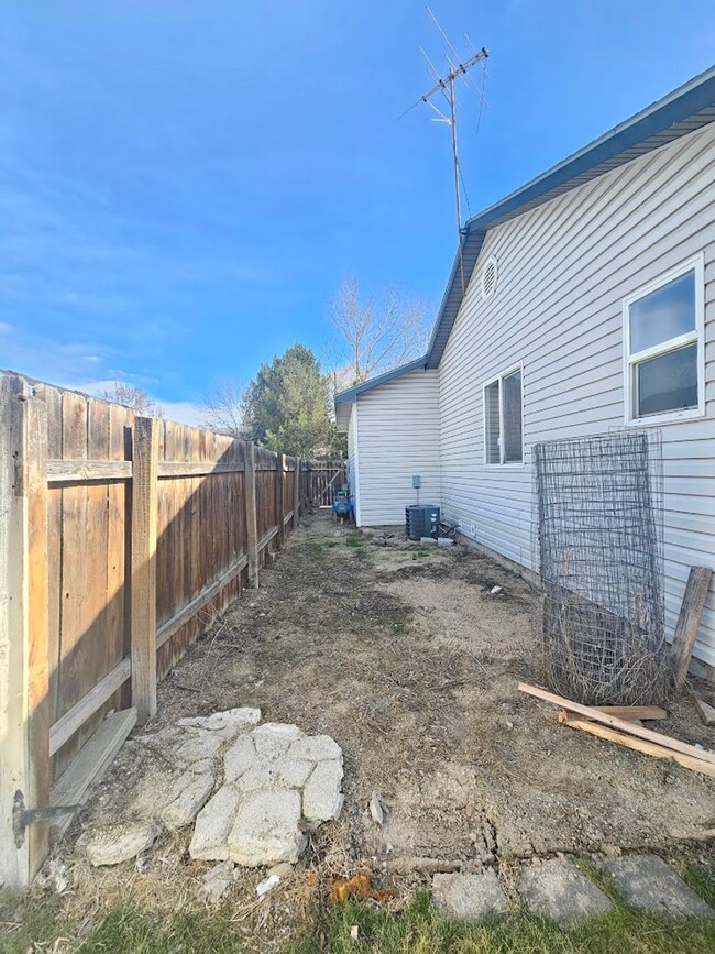 Building Photo - Cute 3 bed, 2 bath home in Nampa - Close t...