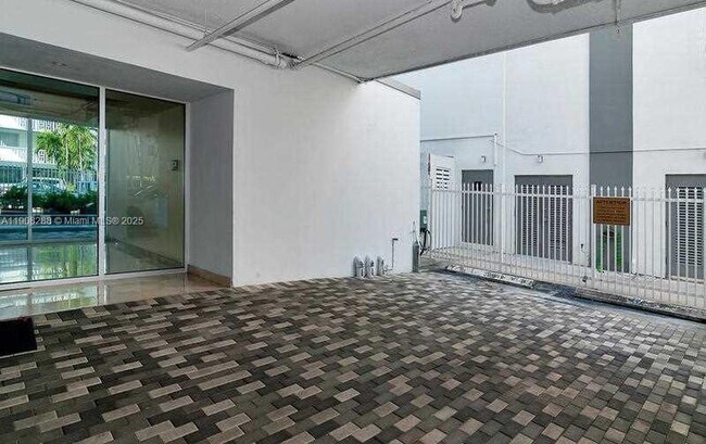 Building Photo - 1658 Bay Rd