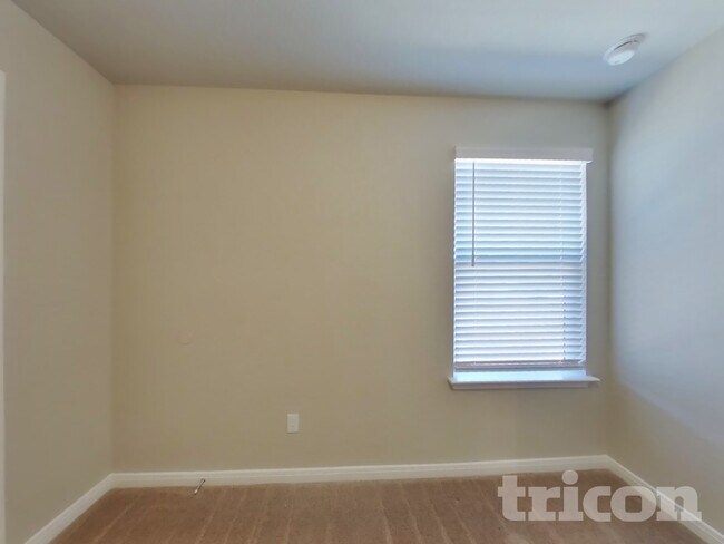 Building Photo - 13551 Paxton Blvd