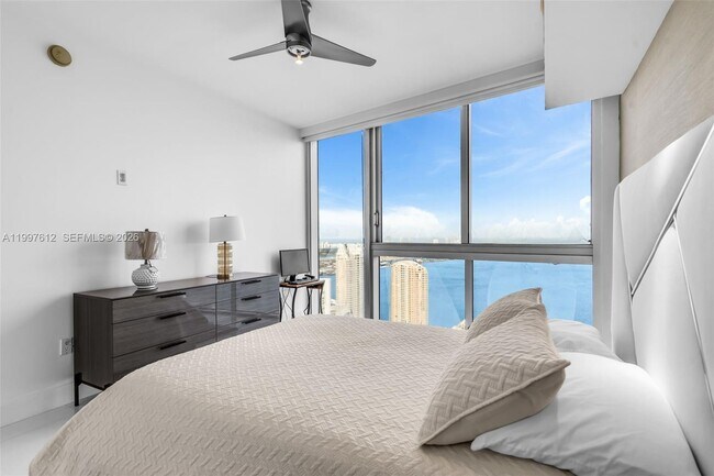 Building Photo - 495 Brickell Ave