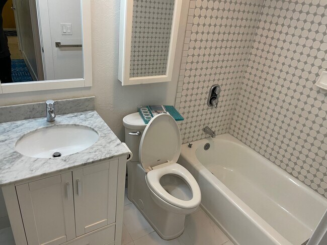 Bathroom - 1038 Pardee St