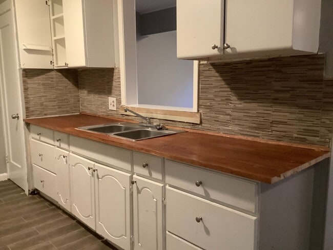 Building Photo - 2 Bedroom 1 Bath available for Rent