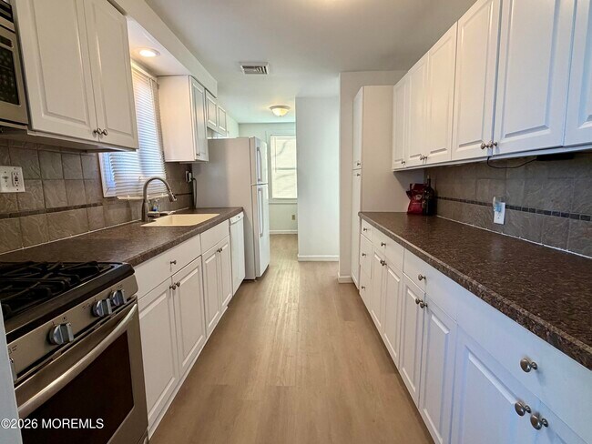 Building Photo - 546 E Bayview Ave