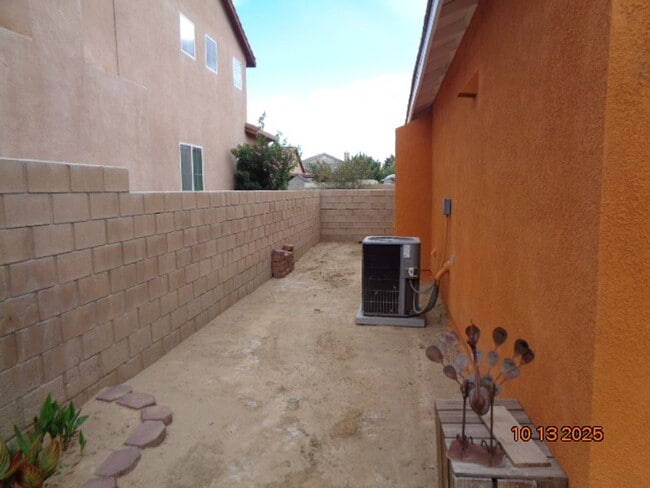 Building Photo - Immaculate One Story Home Offering 1989 sq. ft.