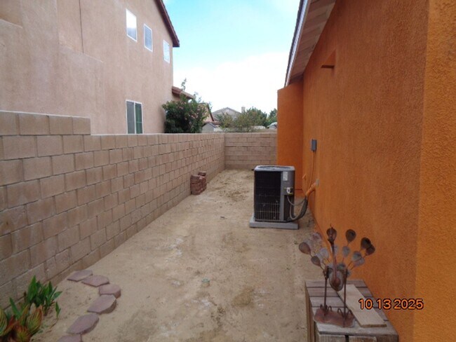 Building Photo - Immaculate One Story Home Offering 1989 sq...