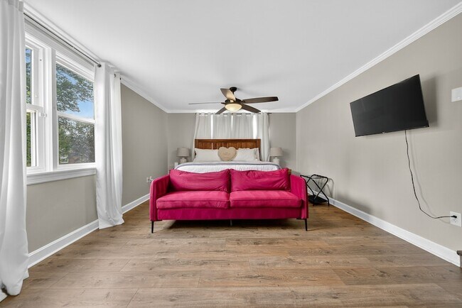 Building Photo - 147 Sunset Dr