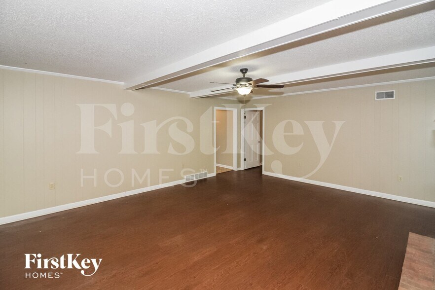 Building Photo - 3333 Summerhill Dr