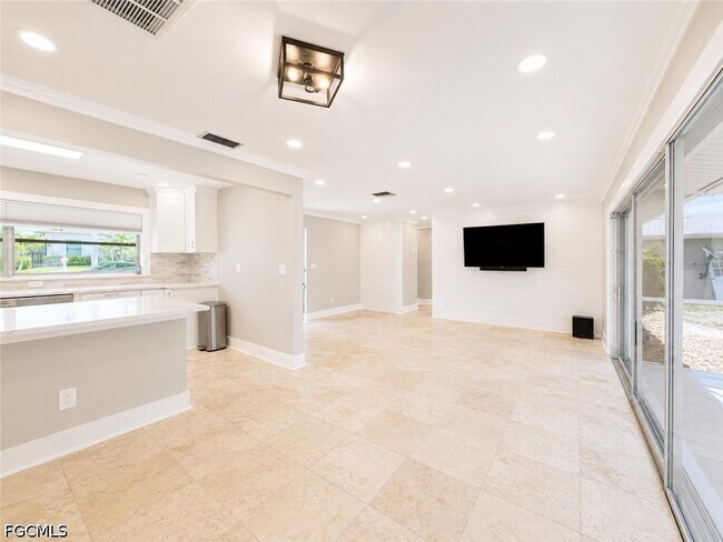 Building Photo - 912 Dolphin Dr