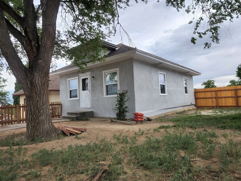 Building Photo - 1305 N La Crosse Ave