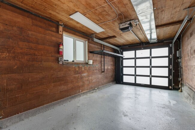 Building Photo - 5306 Beach Dr SW