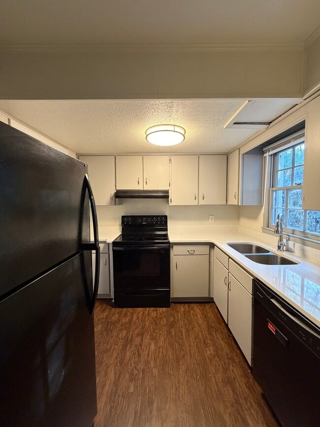 Building Photo - Beautifully Renovated Duplex in Prime Auburn Location