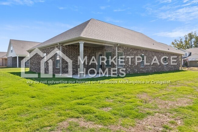 Building Photo - 2070 Hyacinth Ln