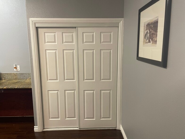 Building Photo - 16868 Ridge Cliff Dr